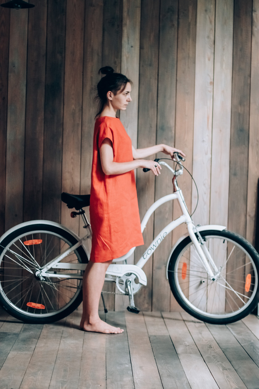 льняное классическое платье свободного кроя в красном цвете