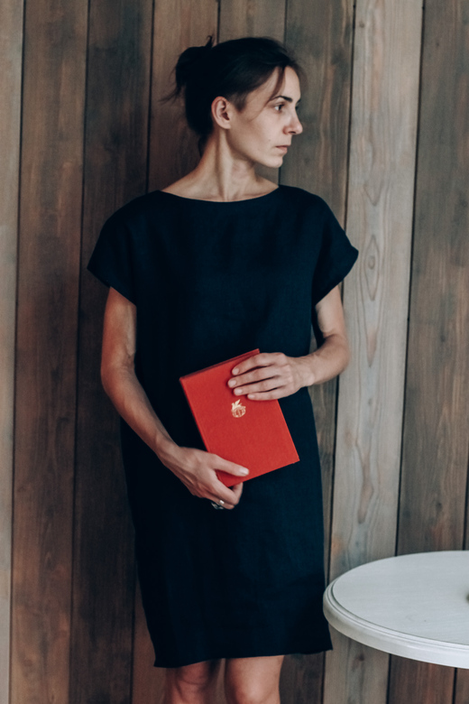 льняное классическое платье свободного кроя в синем цвете