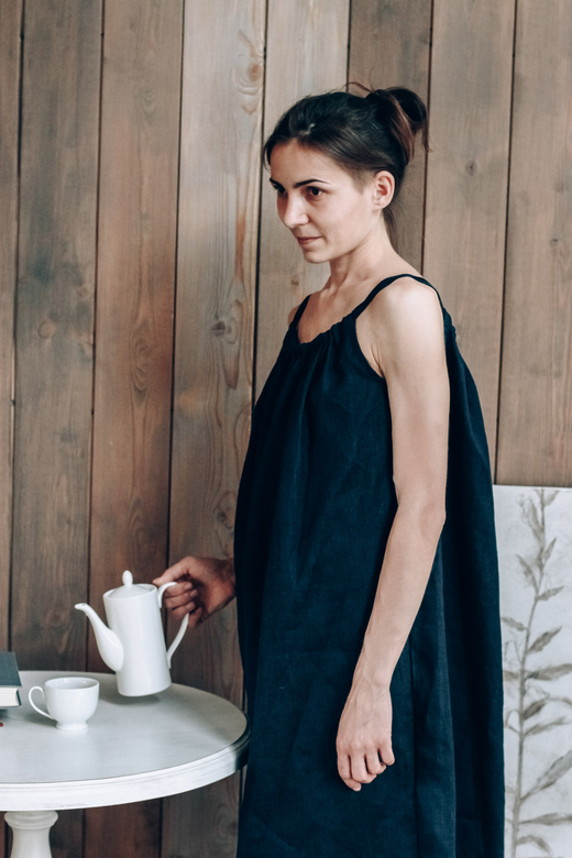 льняное платье просторного кроя в темно-синем цвете