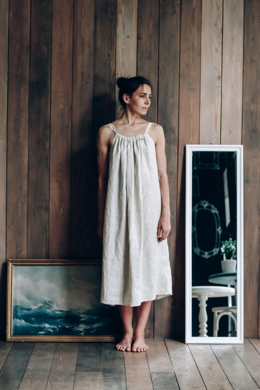 льняное платье просторного кроя в пастельных тонах