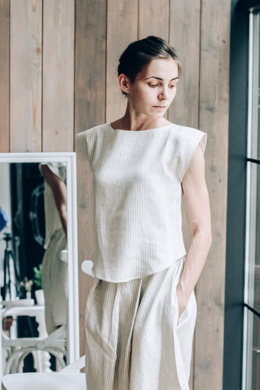 льняной топ с открытой спиной и льняная юбка с запахом