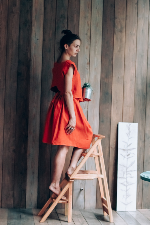 льняной топ с открытой спиной и льняная юбка с запахом в красном цвете