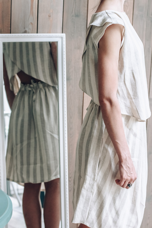 льняной топ с открытой спиной в широкую полоску