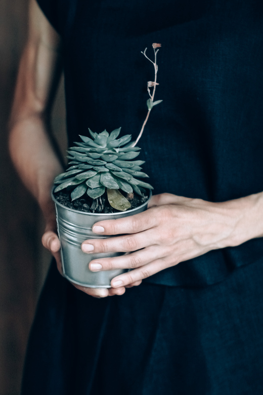 льняной топ с открытой спиной в темно-синем цвете