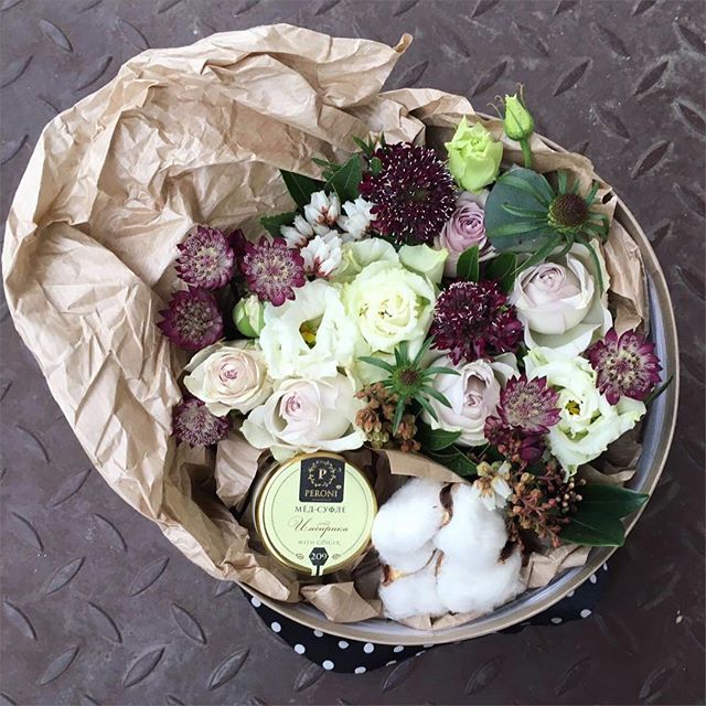 Подарочная коробка с цветами и сладостями купить с доставкой по Томску: цена, фото, отзывы.