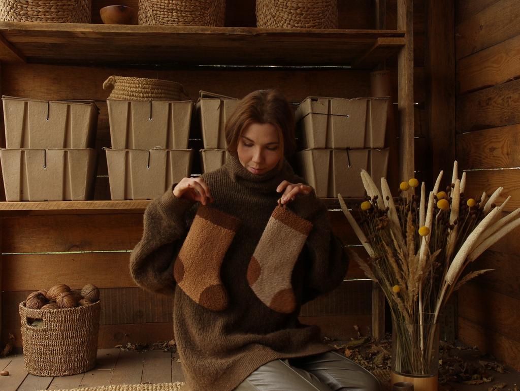 ЧОБІТОК РІЗДВЯНИЙ ПІСОЧНО-КОРИЧНЕВИЙ