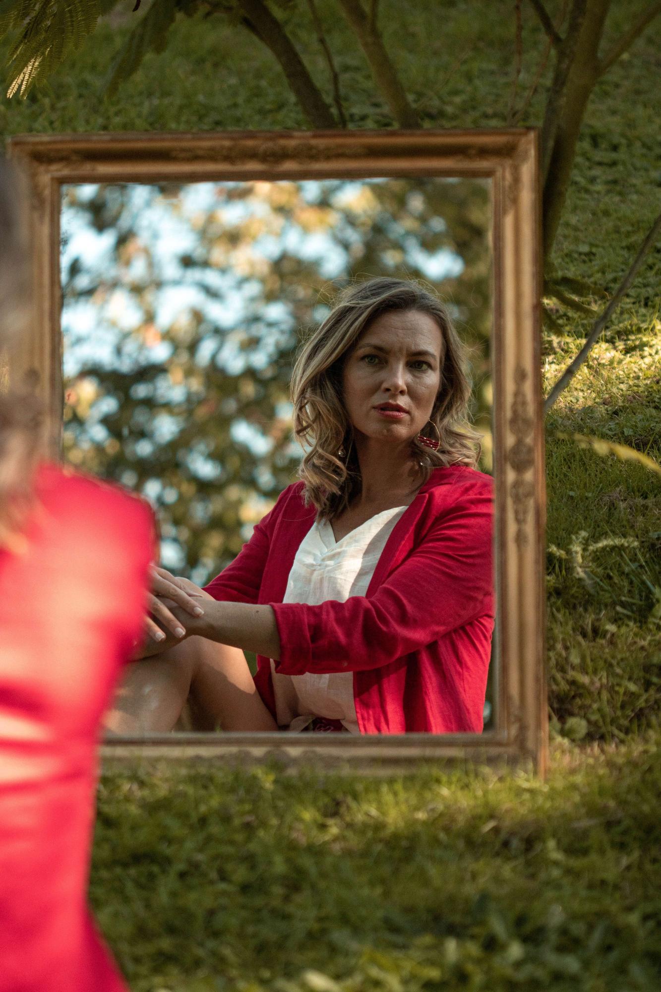 RED POLE BLAZER AND SHORTS SET