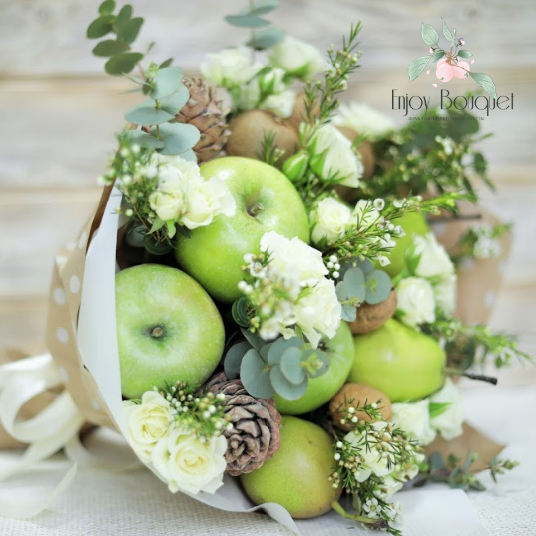 Фруктовый букет с орехами и белыми розами Мир зеленого цвета 30 см