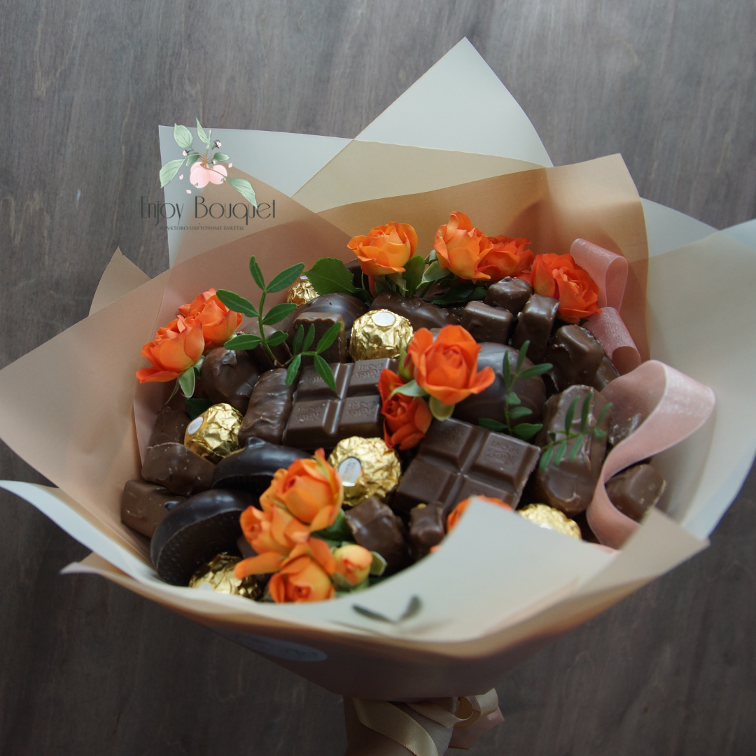Букет из шоколада с цветами \