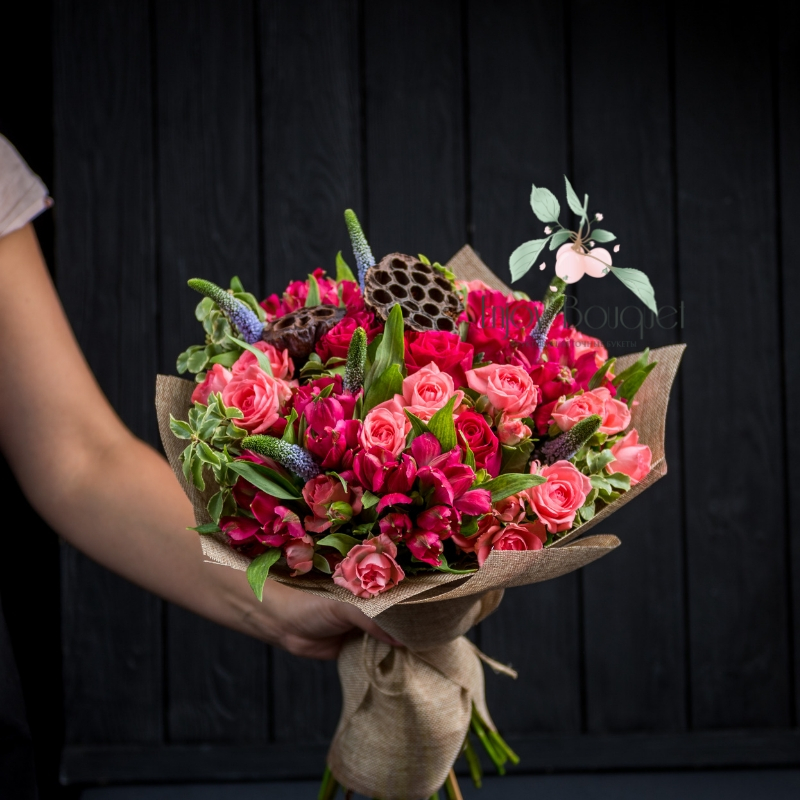 БУКЕТЫ ИЗ ЦВЕТОВ > Яркий букет из цветов Леди in red купить в  интернет-магазине
