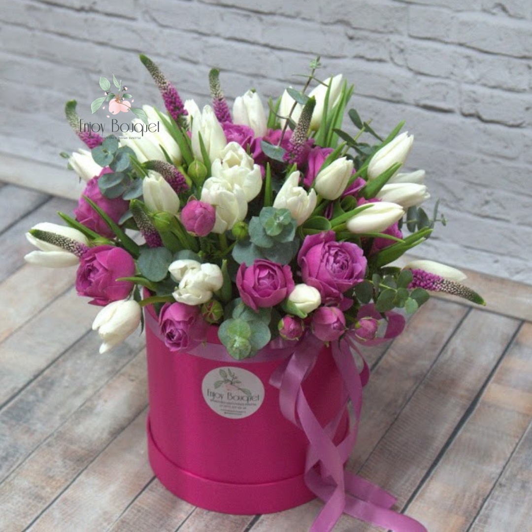 Букет из тюльпанов и пионовидных роз в шляпной коробке Встреча в мае, 25  см