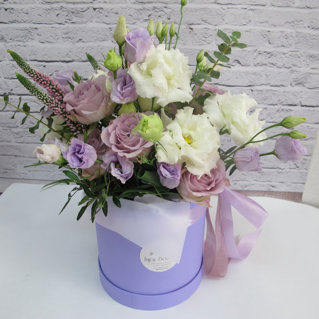 Цветы в шляпной коробке ᐈ Купить букет в шляпной коробке с доставкой | LoraShen