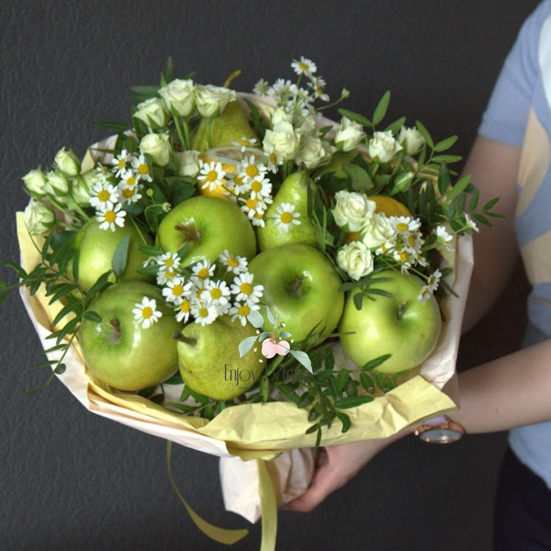Композиции и букеты из конфет с живыми цветами в Челябинске