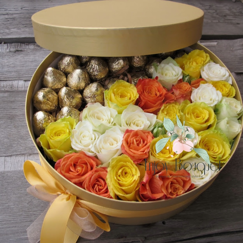 Живые цветы конфеты. Коробка с цветами и конфетами. Композиция в коробке. Букет в коробке с конфетами. Цветы со сладостями в коробке.