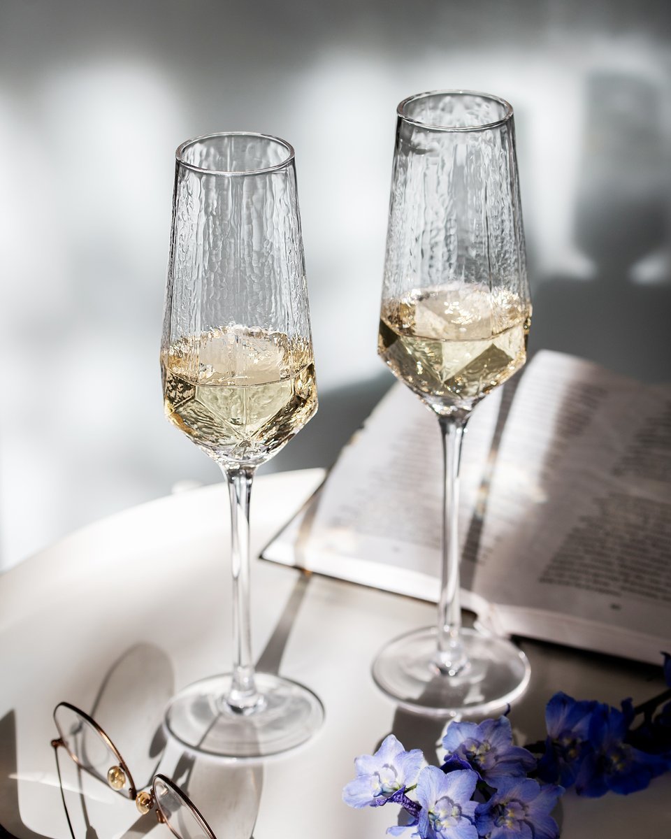 Бокал Шампанского В Женской Руке Стоковые Фотографии | FreeImages
