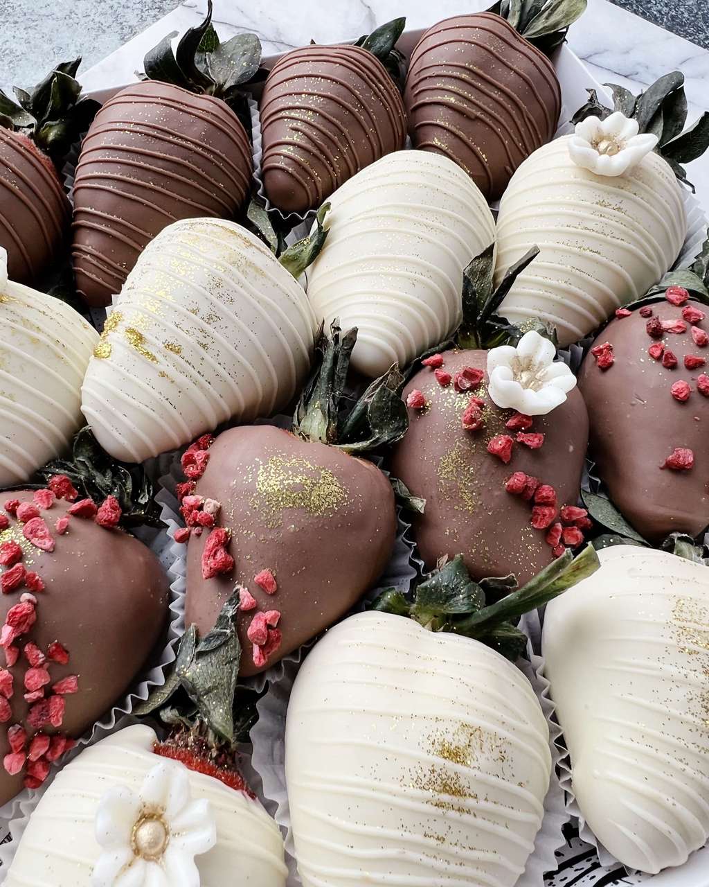 КЛУБНИКА В ШОКОЛАДЕ > Клубника в белом и молочном шоколаде с малиной и ...