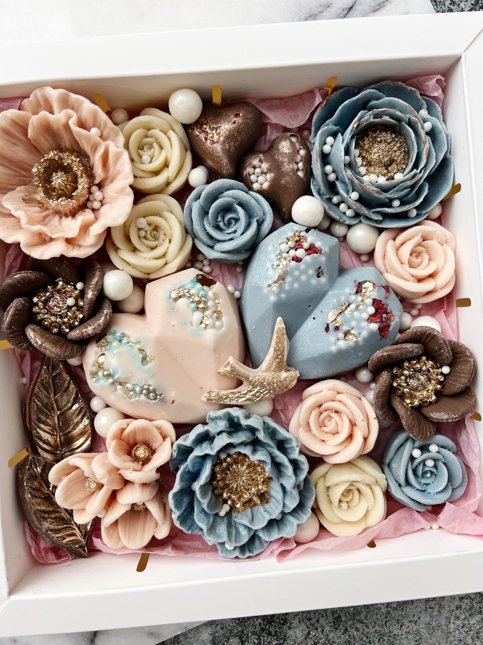 НОВОЕ \u003e Набор из шоколадных конфет в форме сердец и цветов из белого имолочного шоколада купить в интернет-магазине