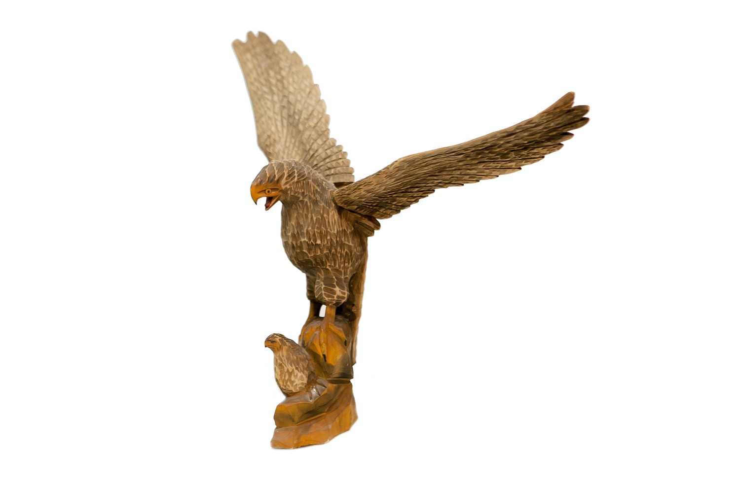 Ручной орел купить. Деревянный Орел статуэтка. Фигурки Орлов из дерева. Деревянные статуэтки Орлов. Орел из дерева.