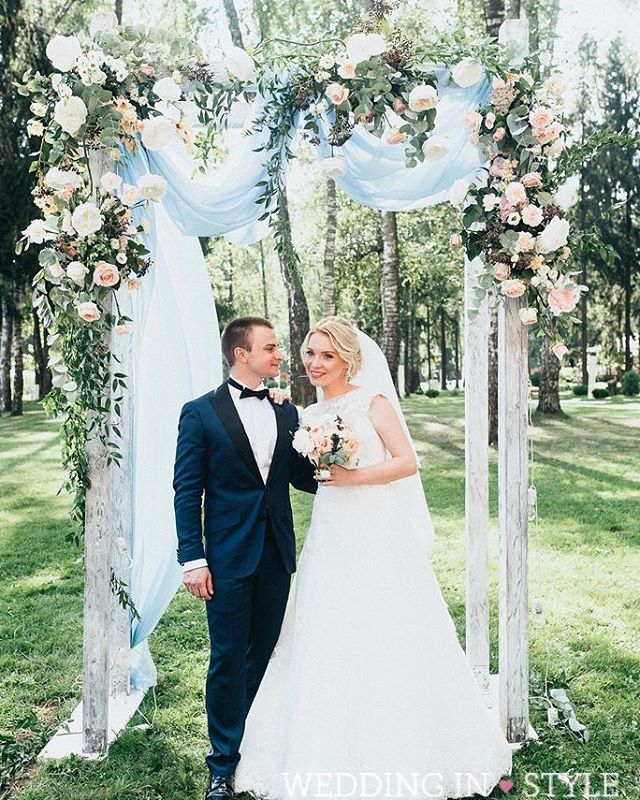 Свадебная арка создаст романтическую атмосферу на церемонии бракосочетания