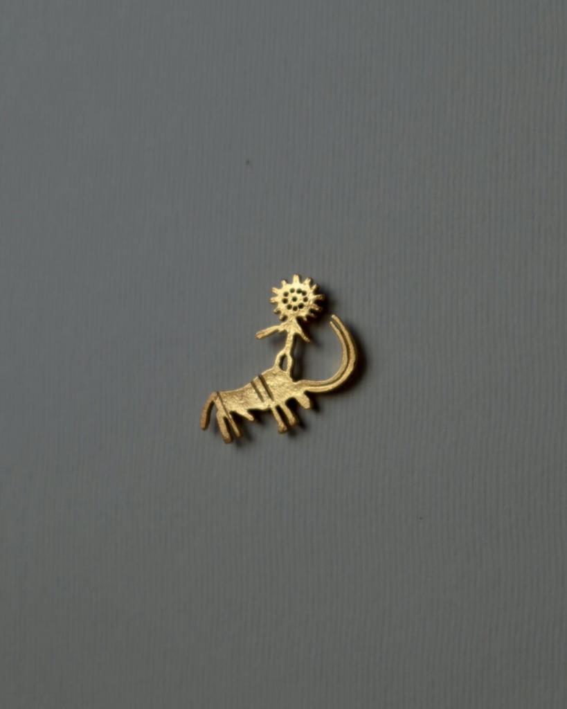 Значок "Солнцеголовое божество на быке"