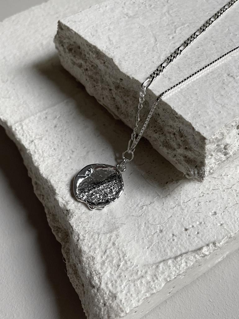 Подвеска с серебрянной мятой монетой, серебро 925