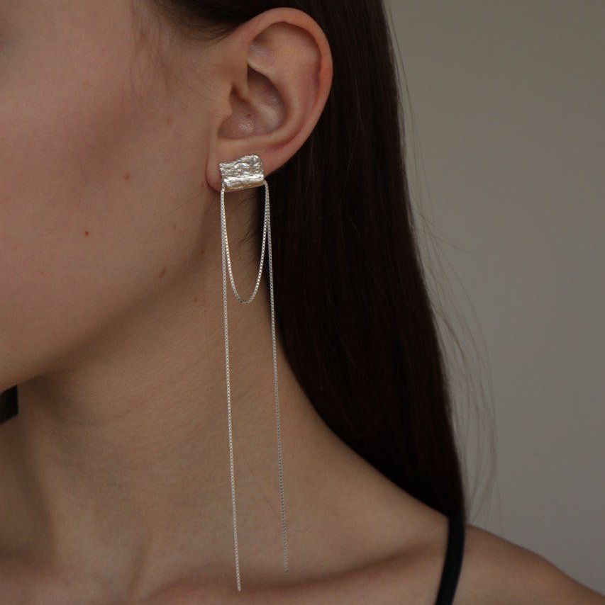Серьги симметричные, мятые с цепочкой, серебро 925