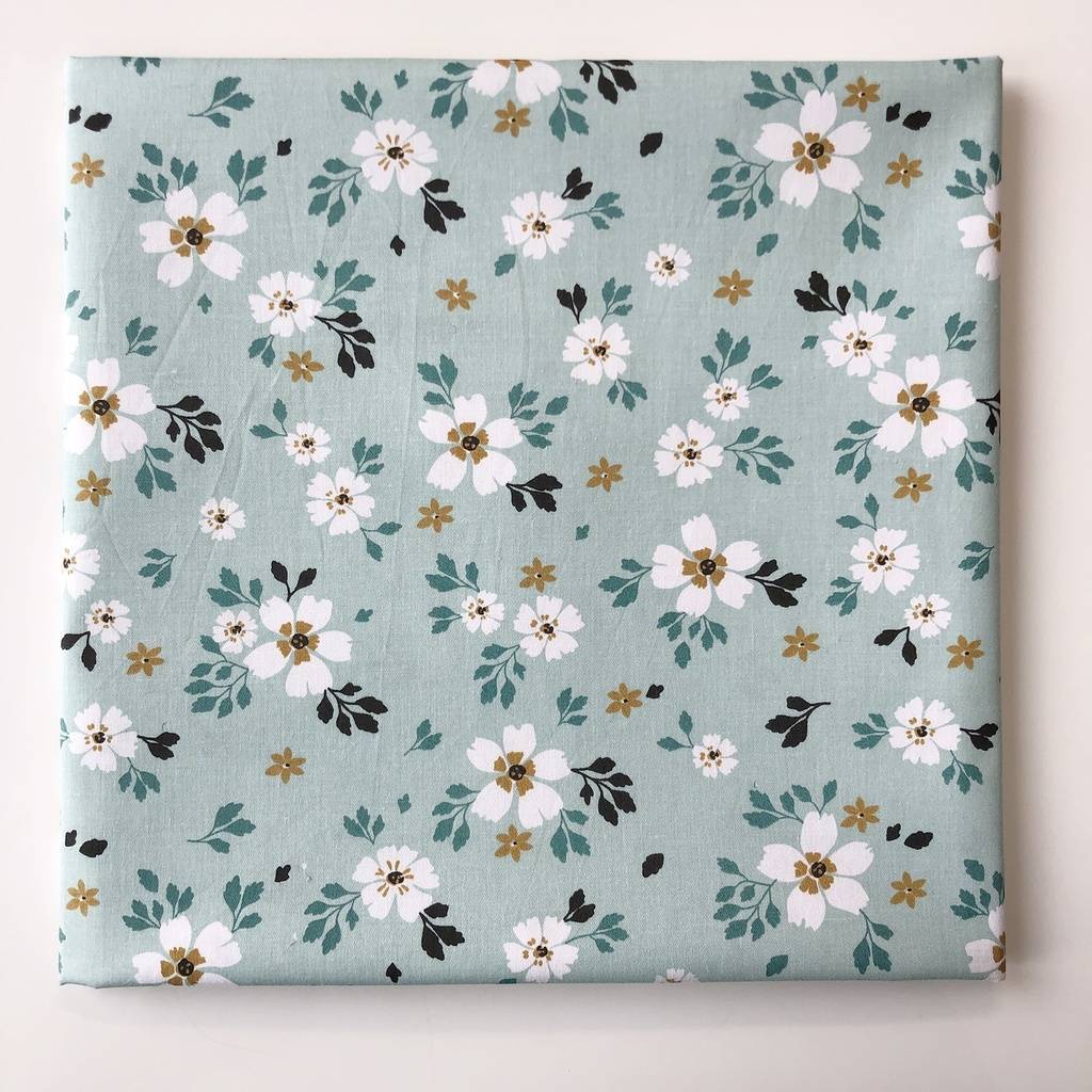 Отрезы хлопка - Белые и горчичные цветочки на мятном - для пэчворка и рукоделия