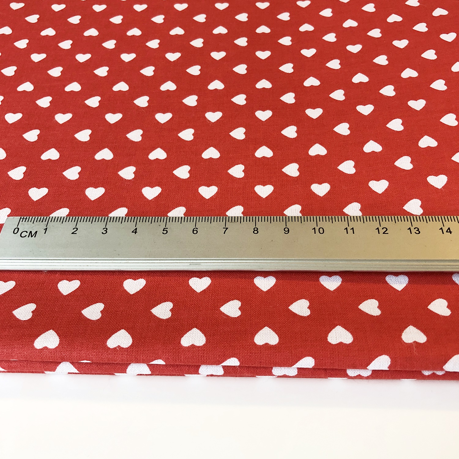 17.145.14. Відрізи бавовни - Бязь - Серця 6 мм на червоному