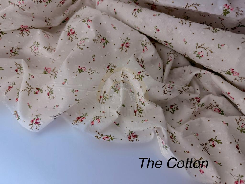 Батист в  мушку - Квіти трояндочки з зеленими листочками та крапочками  на молочному