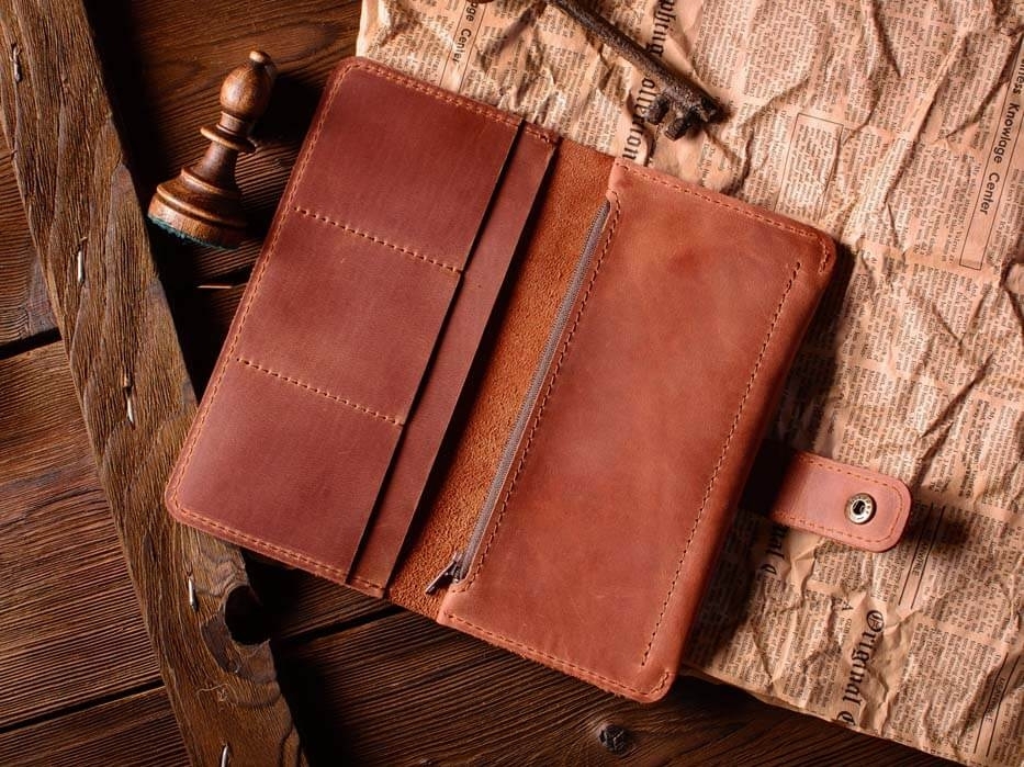 бумажник из кожи. портмоне. кожаное портмоне. бумажник из кожи. портмоне из кожи.