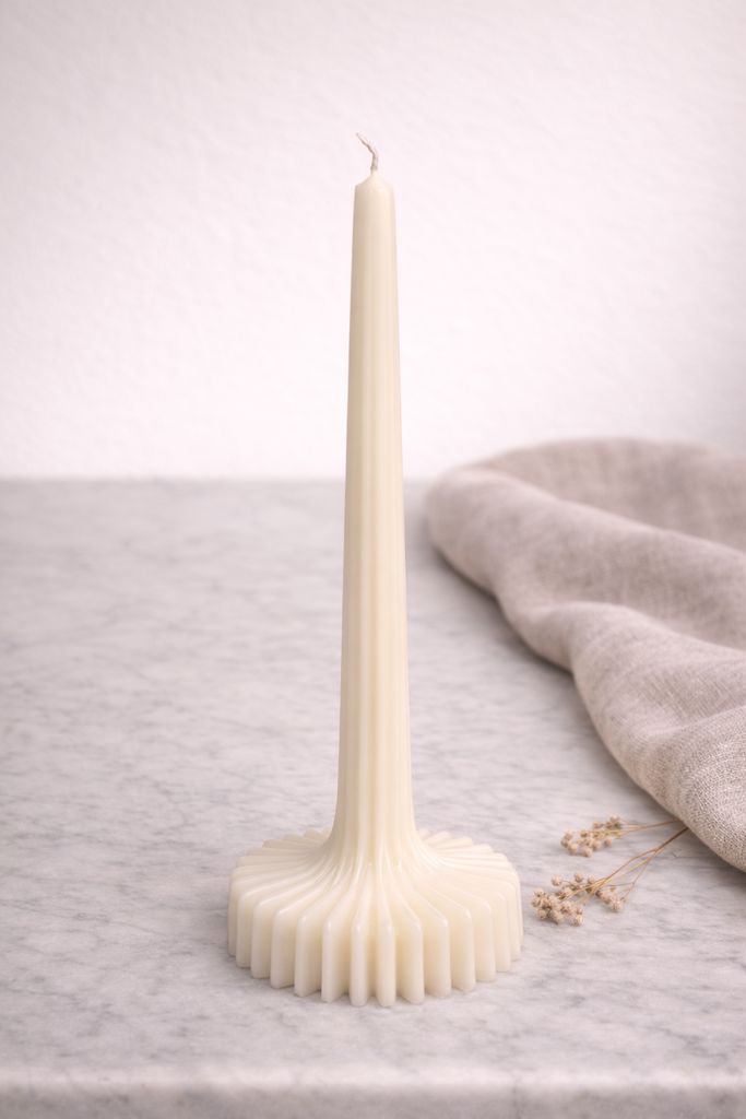 Candela Inés in cera di soia naturale, realizzata a mano, dal design essenziale e naturale