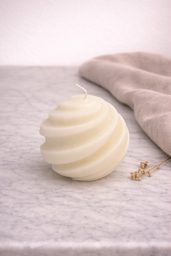 Candela Charlotte in cera di soia, realizzata artigianalmente, dal design essenziale e naturale a forma sferica