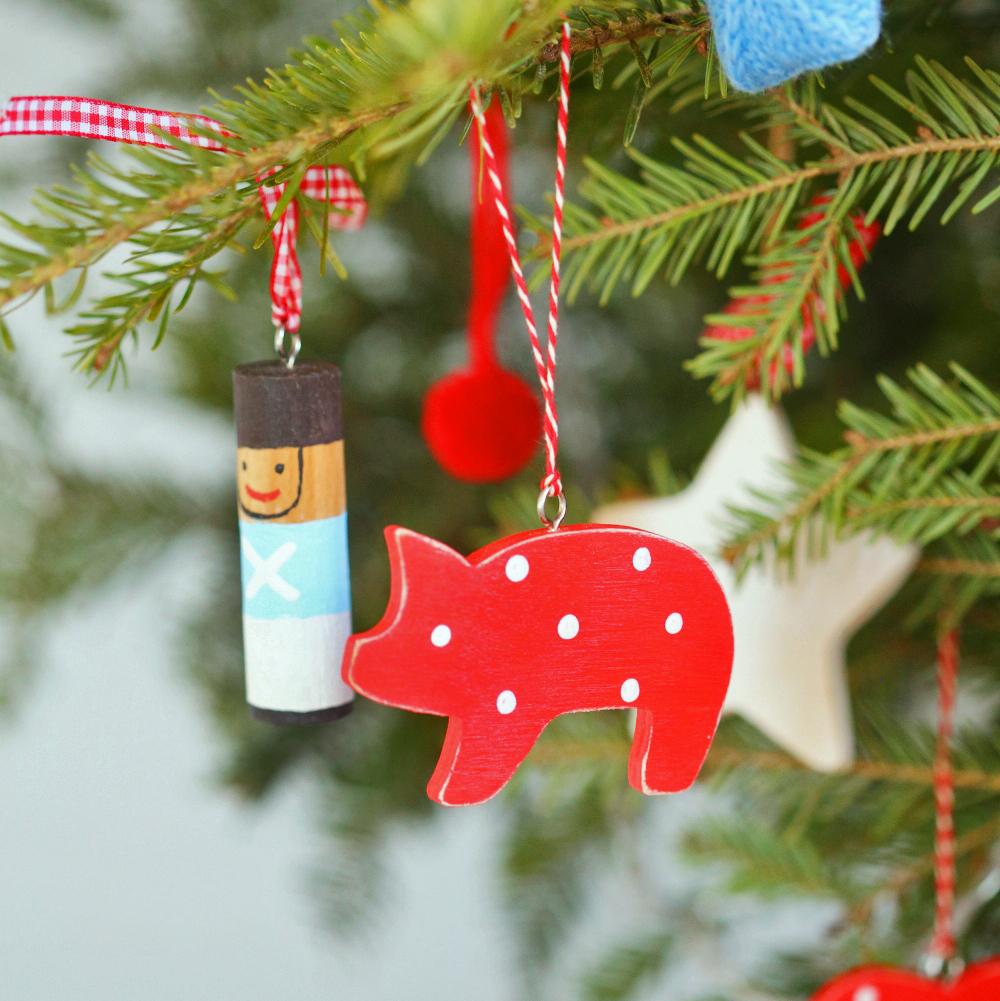 Підвіска дерев'яна "Свинка" червона в горох DreamWood