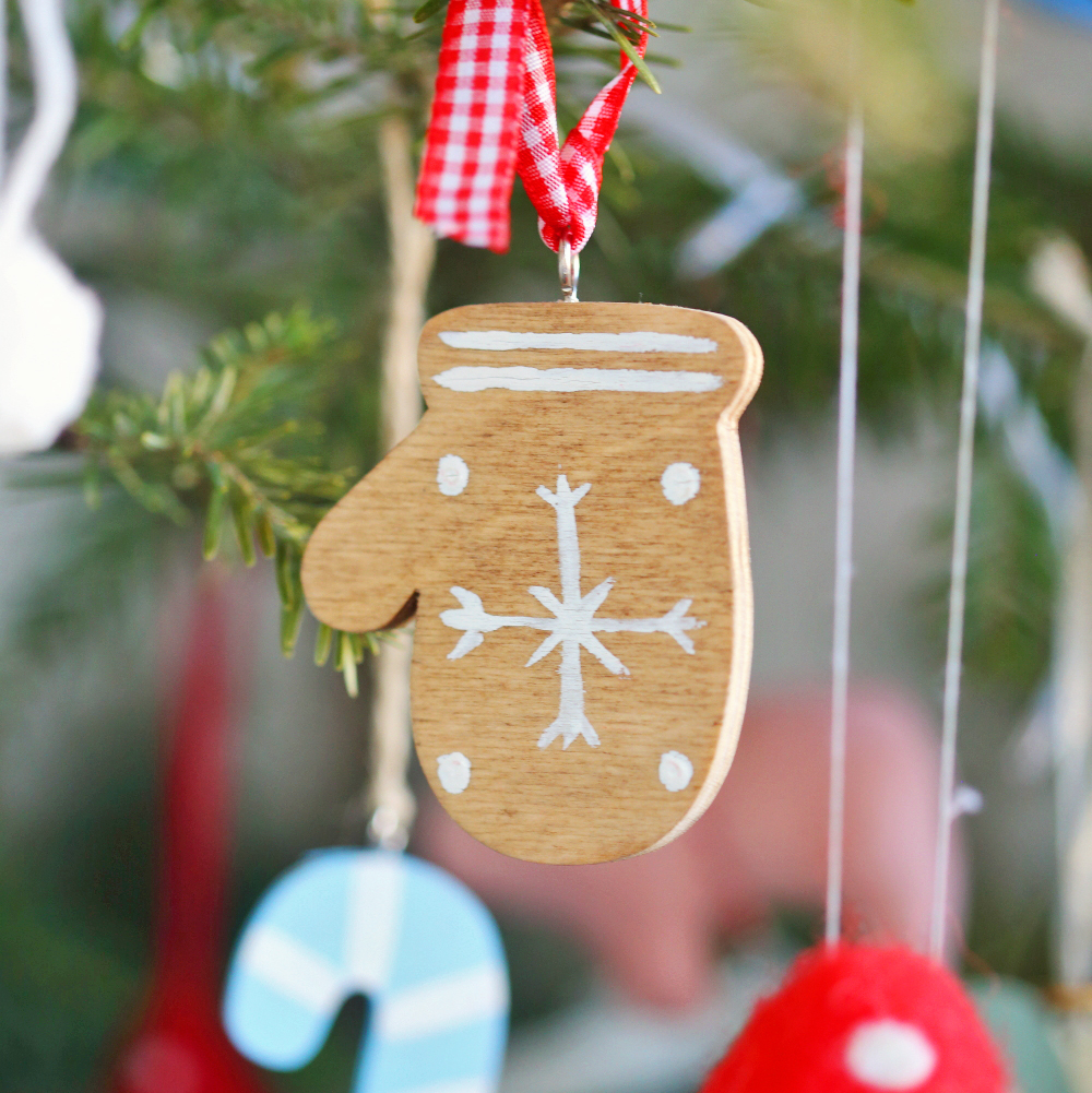 Підвіска дерев'яна "Рукавичка-пряник" DreamWood