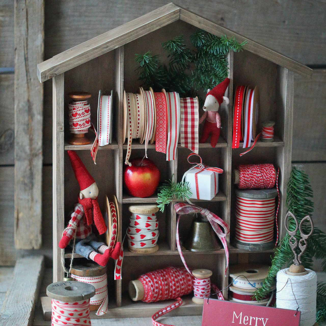 Поличка "Будиночок" дерев'яна 36х48см DreamWood