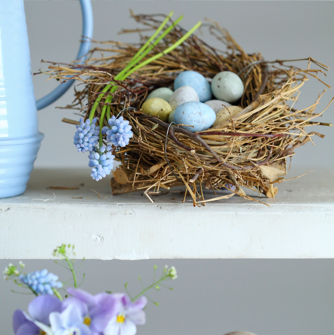 Гніздо 15см декоративне на дерев'яній підставці Canea