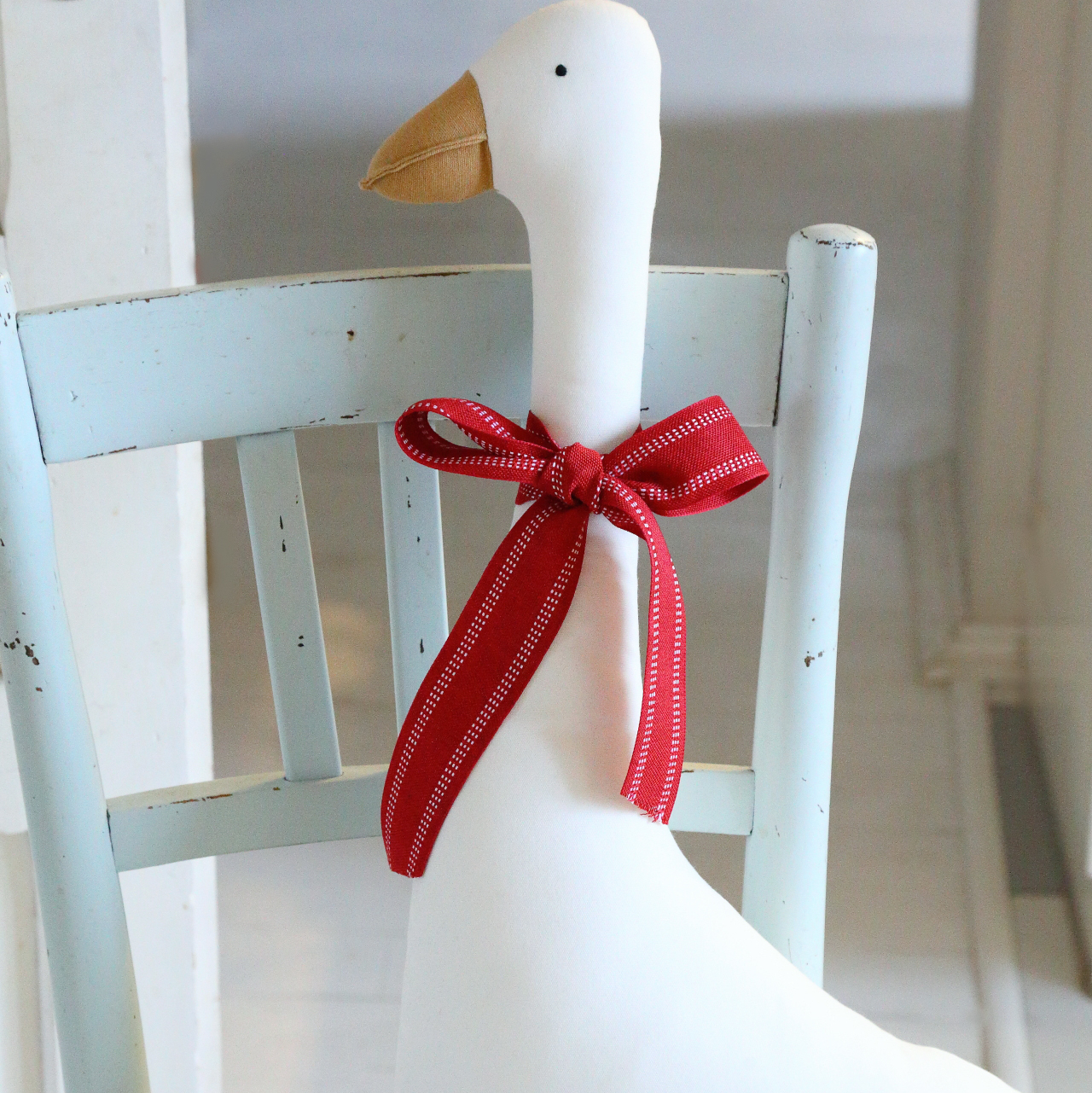 Гусеня текстильне 56см з червоною стрічкою Canea