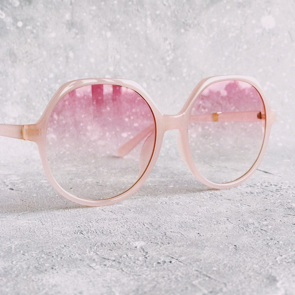 Розовыми очками во внутрь. Розовые очки. Солнцезащитные очки розовые стекла. Очки с розовыми линзами. Очки с розовыми стеклами.