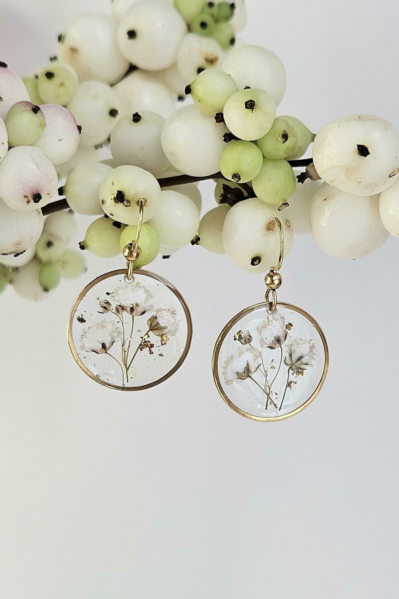 boucles d'oreilles resine UV epoxy minimaliste rond dorée avec une fleur gypsophile préssée et séchée