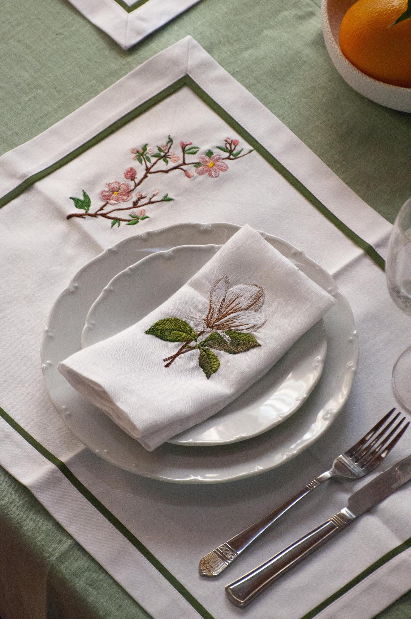 Комплект салфеток оттенок Белый с вышивкой Магнолия