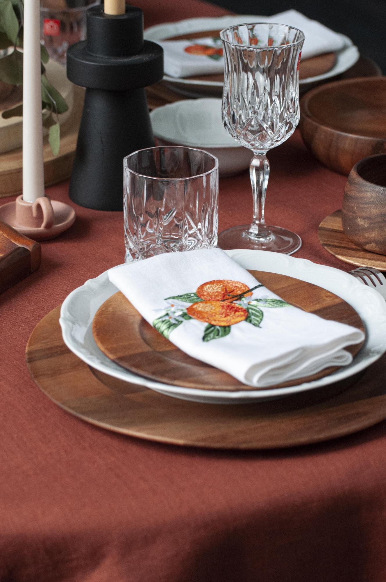 Комплект салфеток оттенок Белый с вышивкой Мандарины