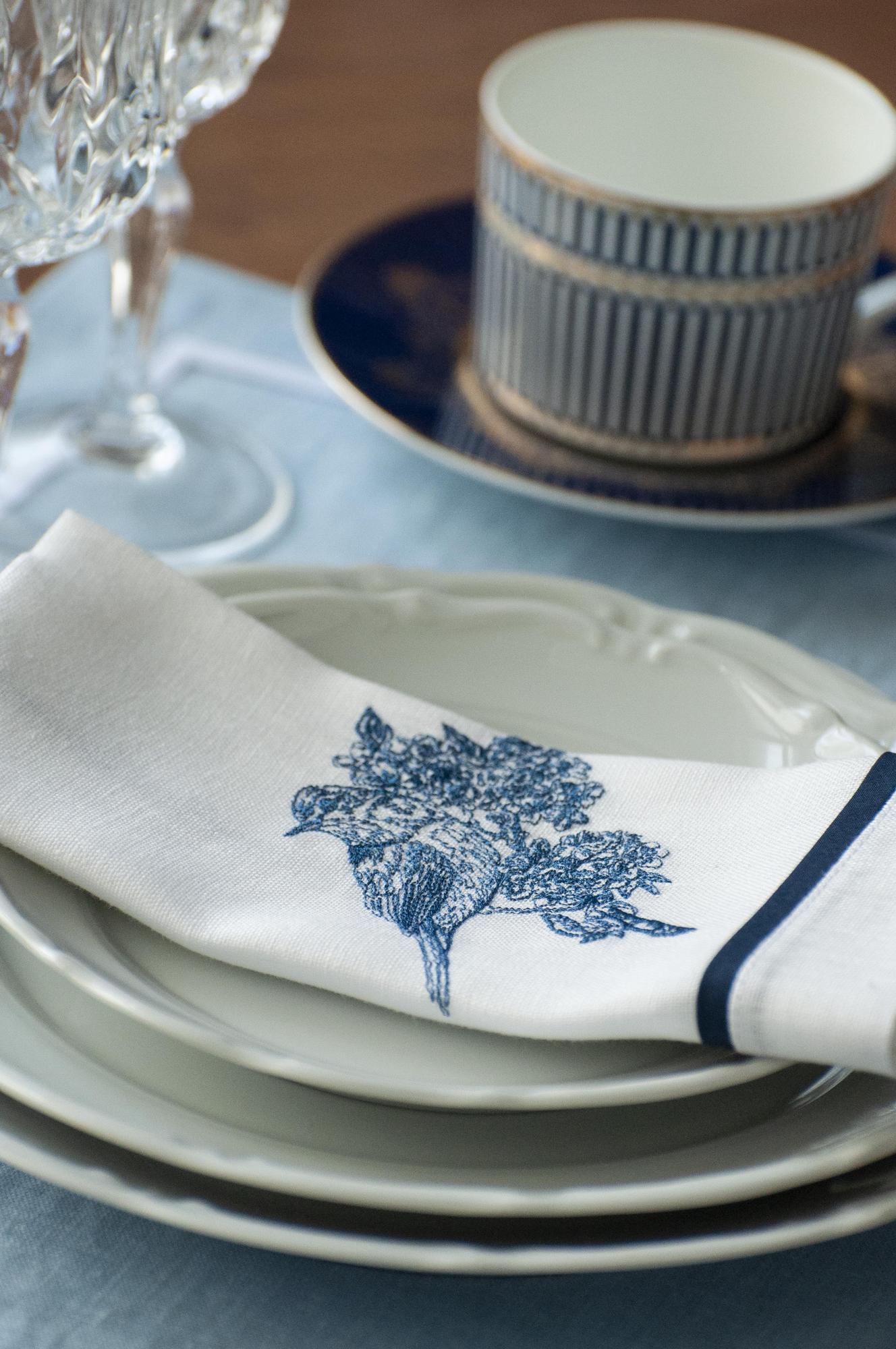 Комплект салфеток оттенок Белый с вышивкой и кантом