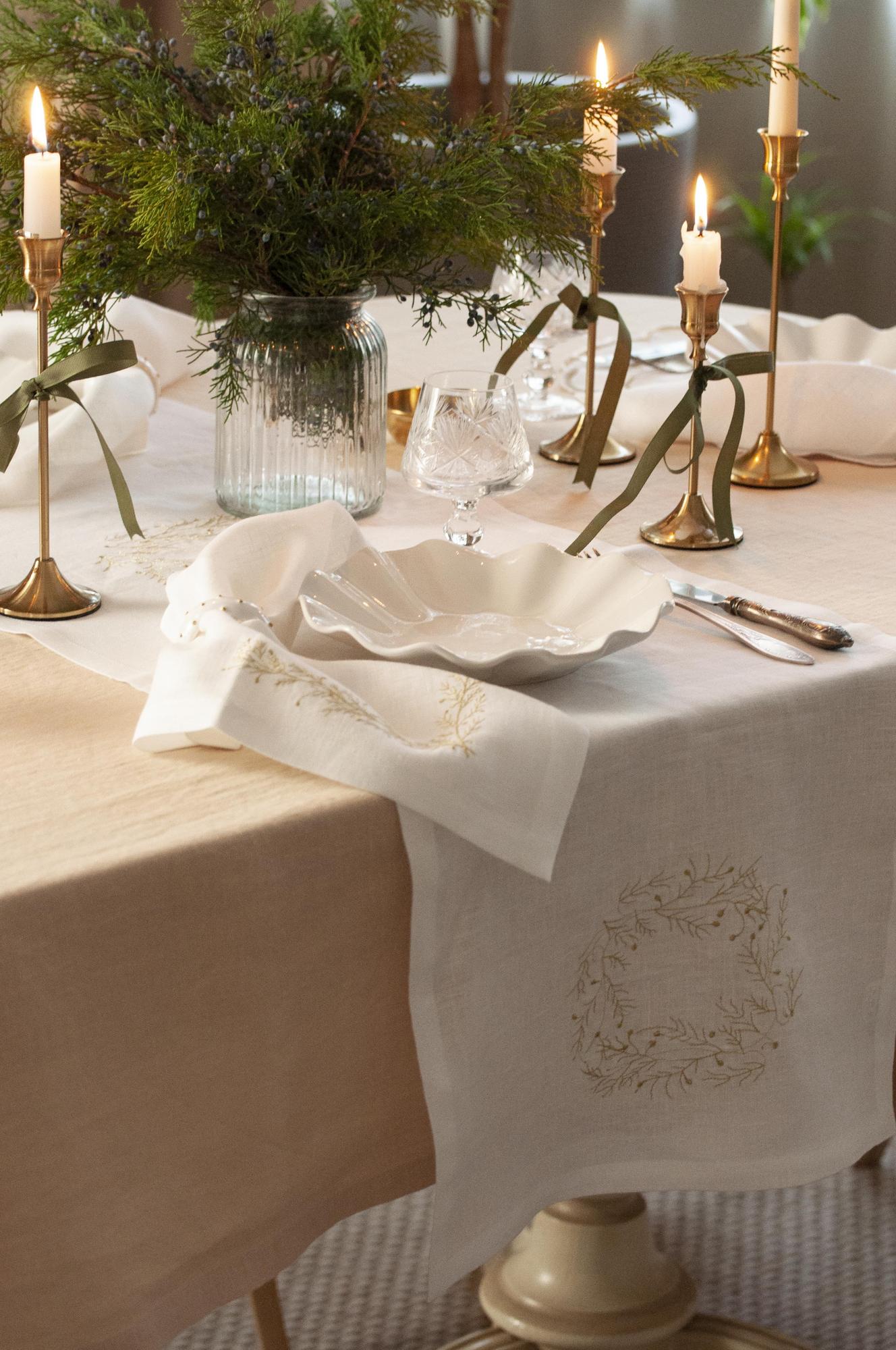 Раннер  оттенок Белый с вышивкой Веточка