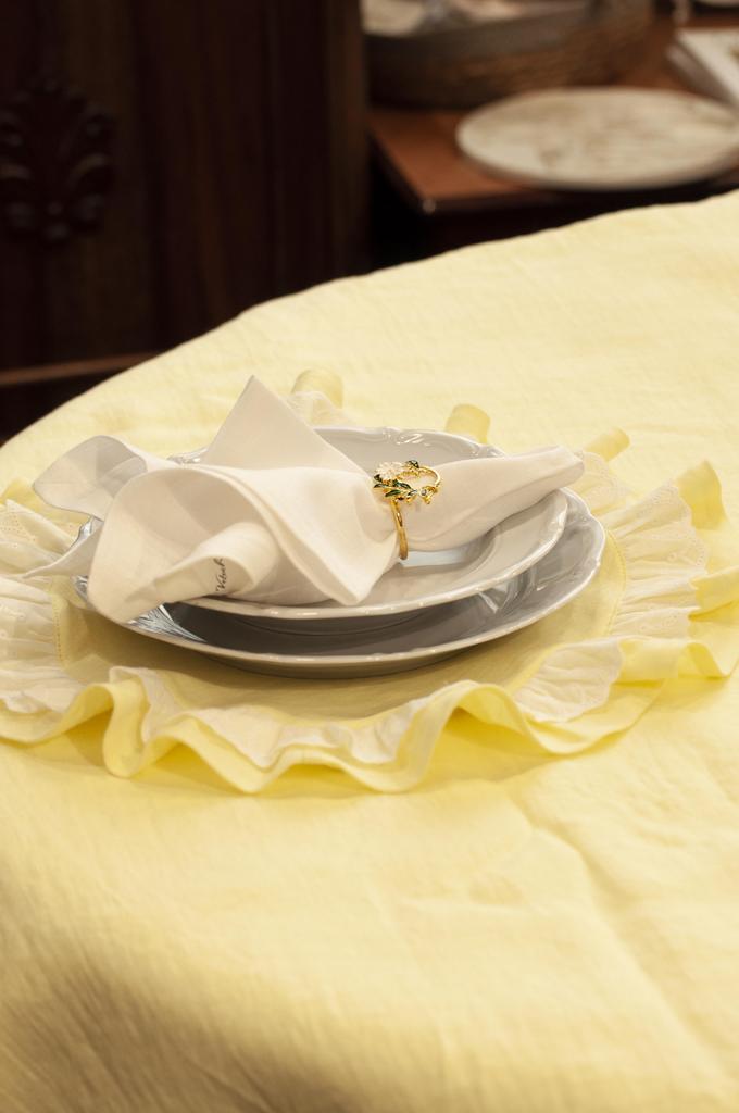 Плейсмат оттенок Крем-Брюле с рюшей и кружевом