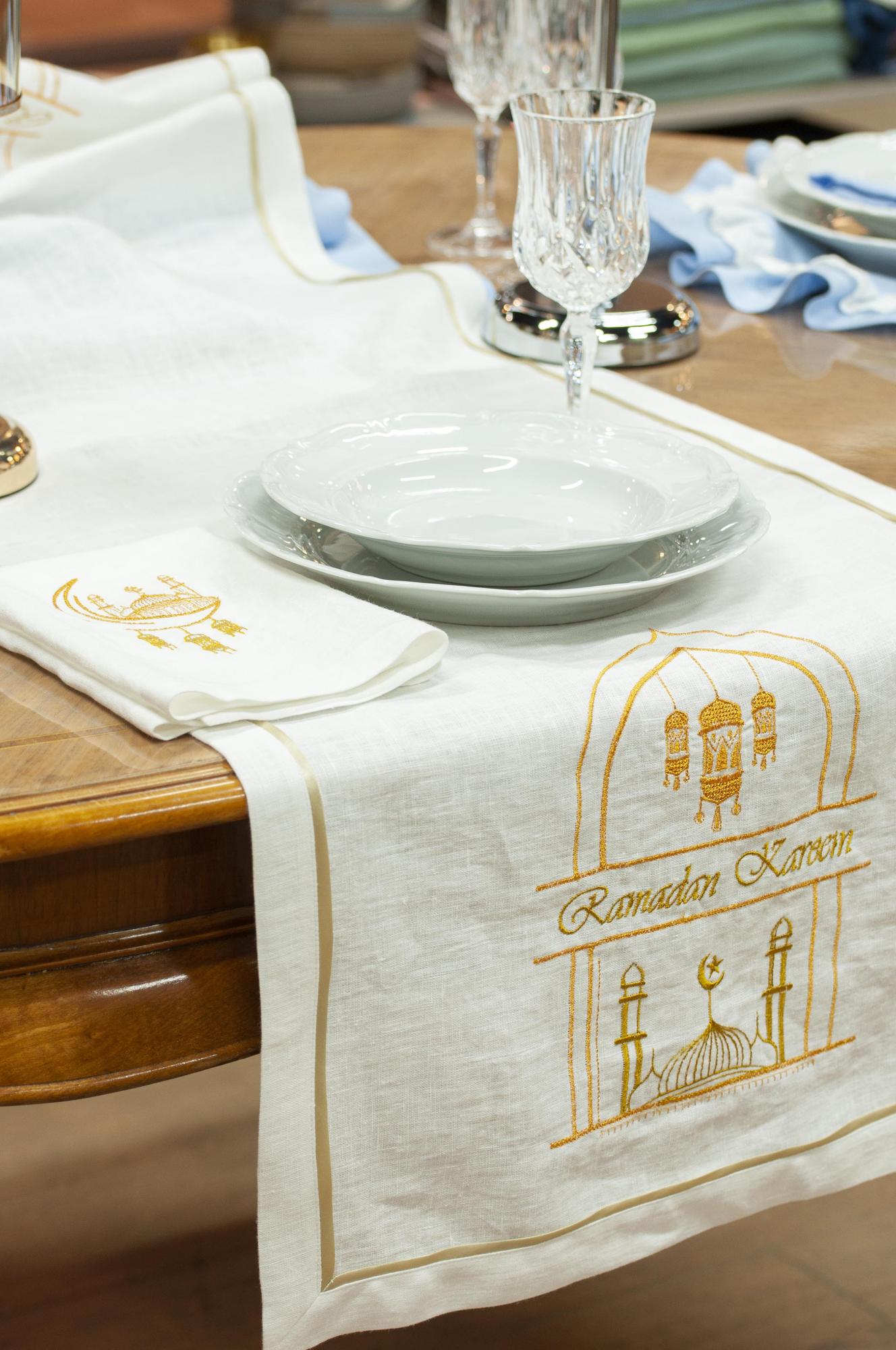 Раннер  оттенок Белый с вышивкой Рамадан