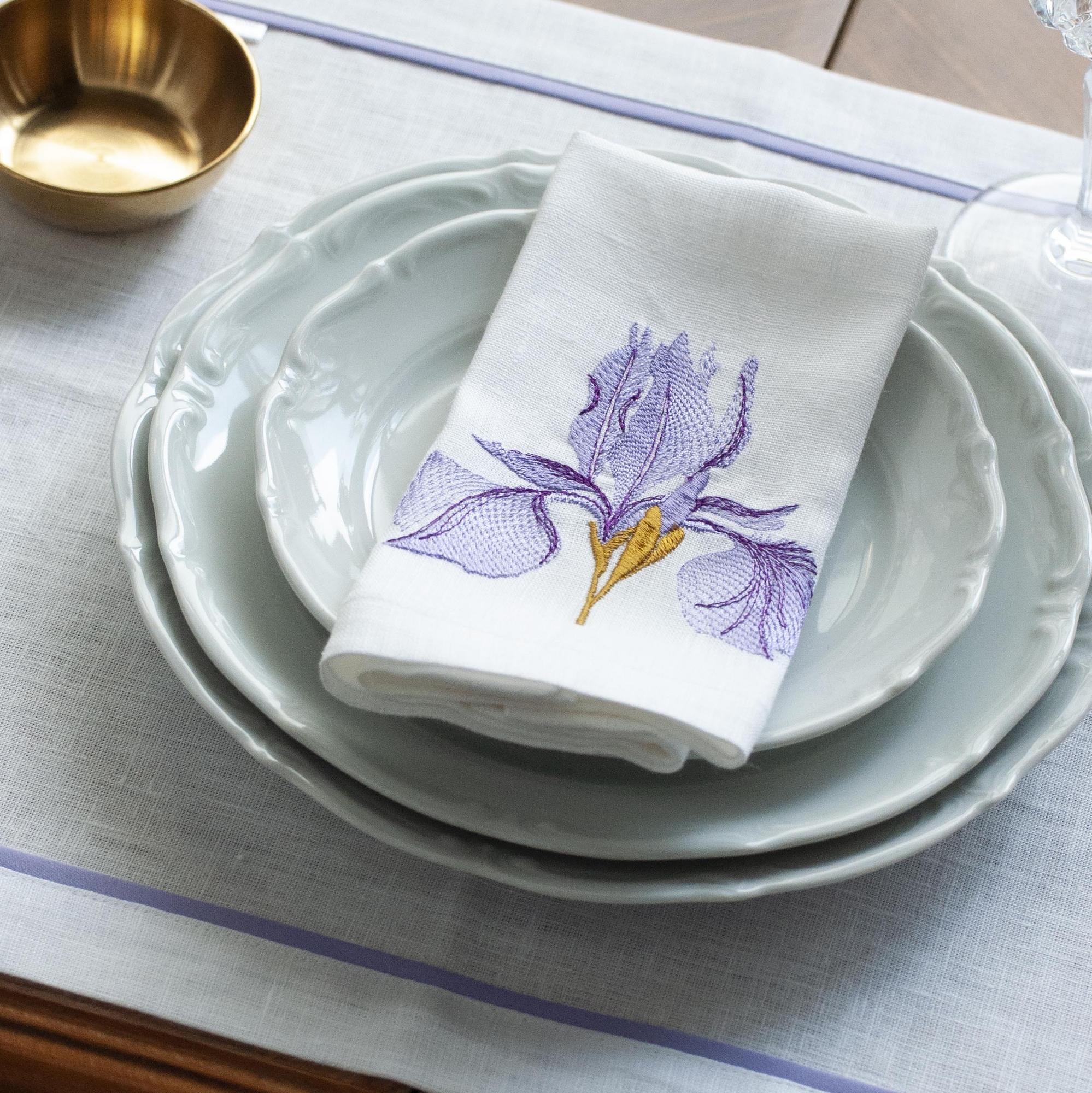 Комплект салфеток оттенок Белый с вышивкой Ирис