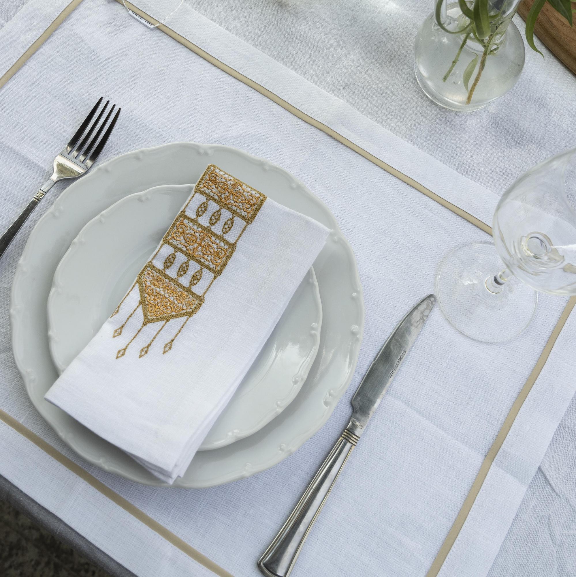 Комплект салфеток оттенок Белый с вышивкой Украшение