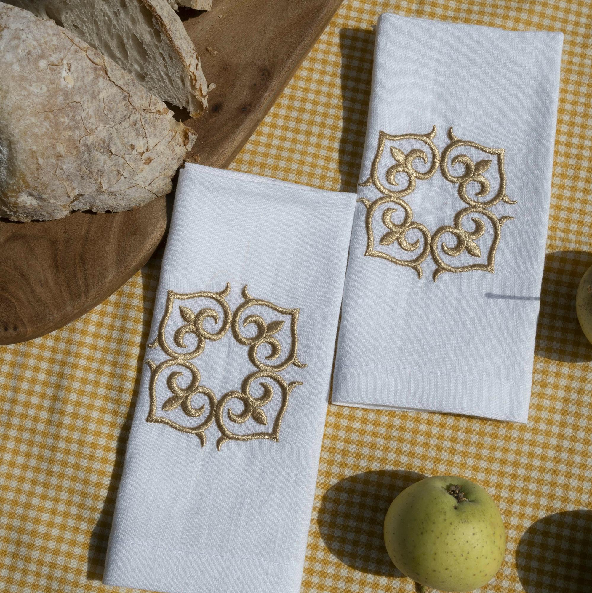 Комплект салфеток оттенок Белый с вышивкой