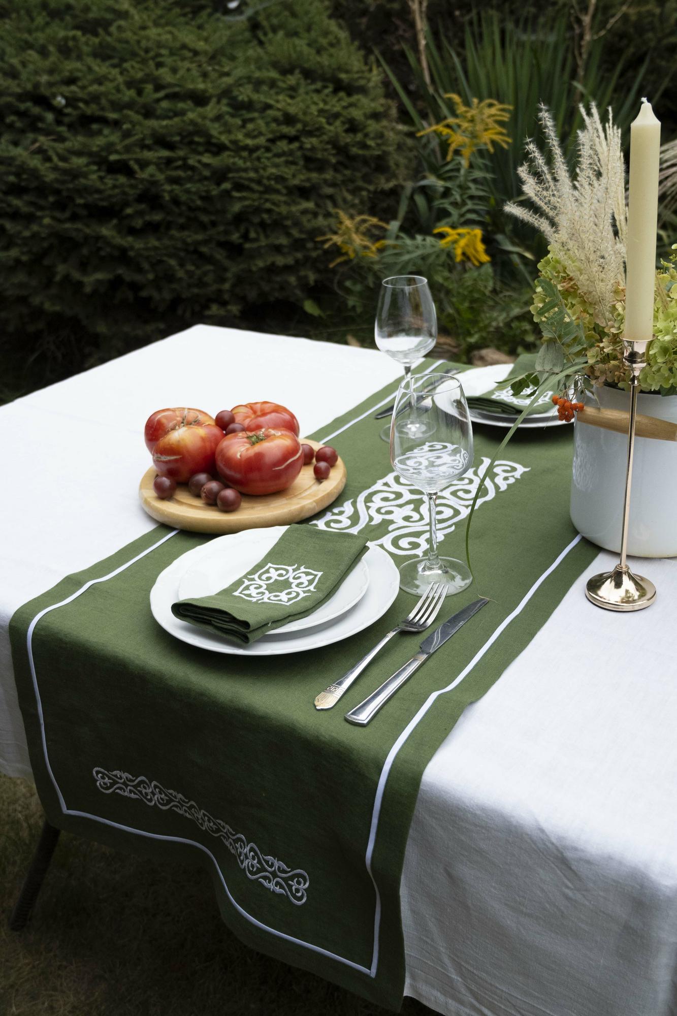 Раннер оттенок Мох с вышивкой Орнамент