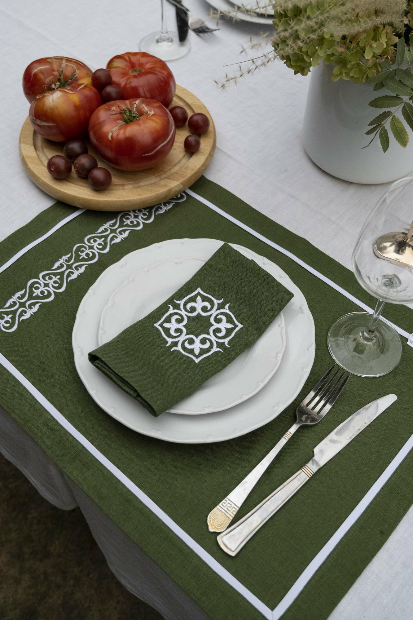 Плейсмат оттенок Мох с вышивкой Орнамент